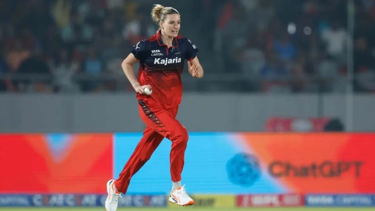 Ex-Cricketer Showers Praise On RCB Star Lauren Bell Ahead Of WPL 2026 Final: 'She Has Been Very Consistent' Lauren Bell in action for RCB during WPL 2026