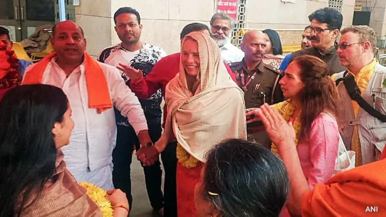 Laurene Powell, Wife of Steve Jobs Visits Kashi Vishwanath Temple Ahead of Maha Khumb