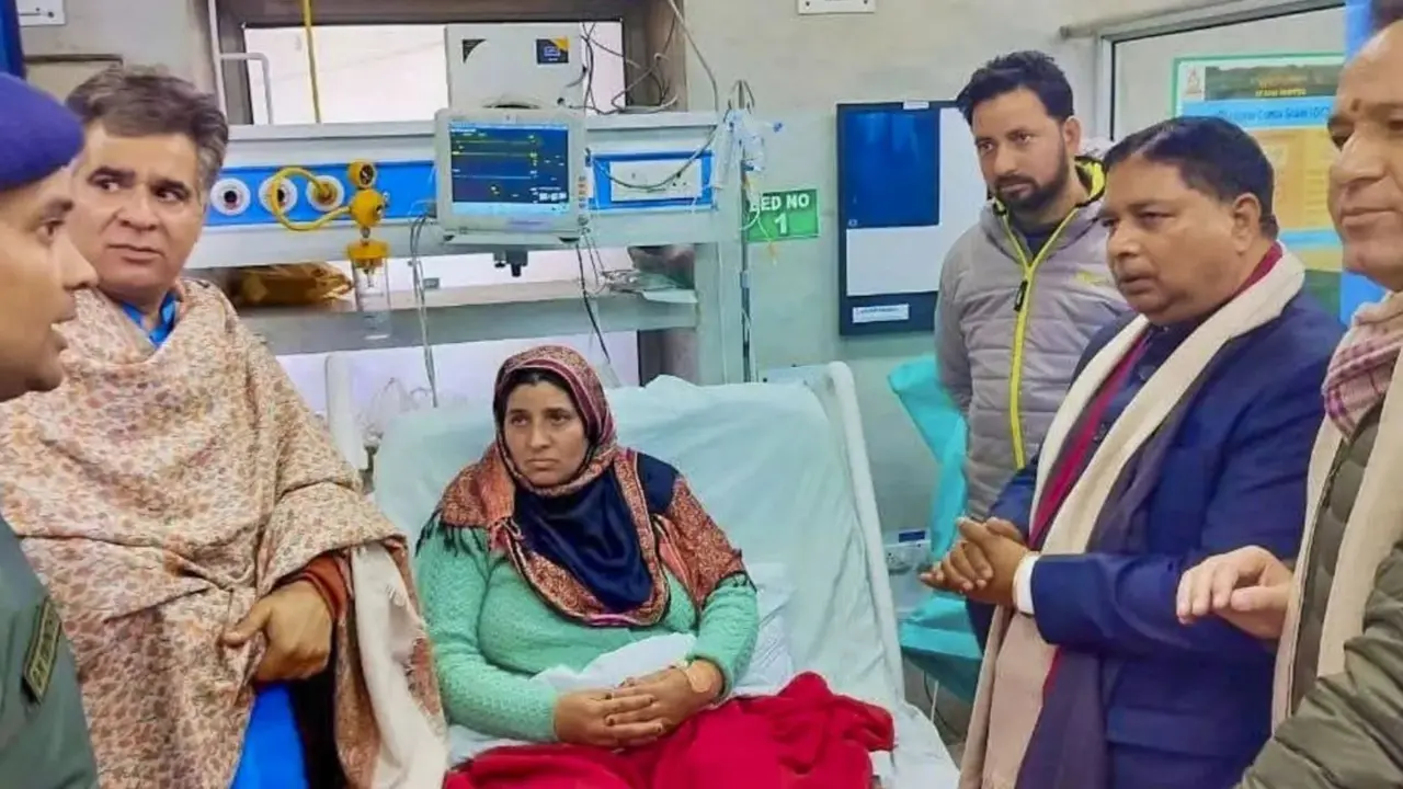 जम्मू-कश्मीर: कुलगाम में पूर्व सैनिक के परिजनों से नेताओं ने की मुलाकात leaders met ex-soldier family members