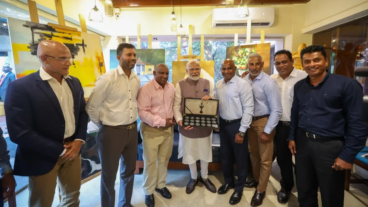Total Fan Moment: PM Modi Shares Photo With The Legends of Sri Lanka's 1996 World Cup Team Left to Right: Marvan Attapattu, Kumara Dharmasena, Aravinda De Silva, Prime Minister Narendra Modi, Sanath Jayasuriya, Chaminda Vaas, Ravindra Pushpkumara and Upul Chandana.