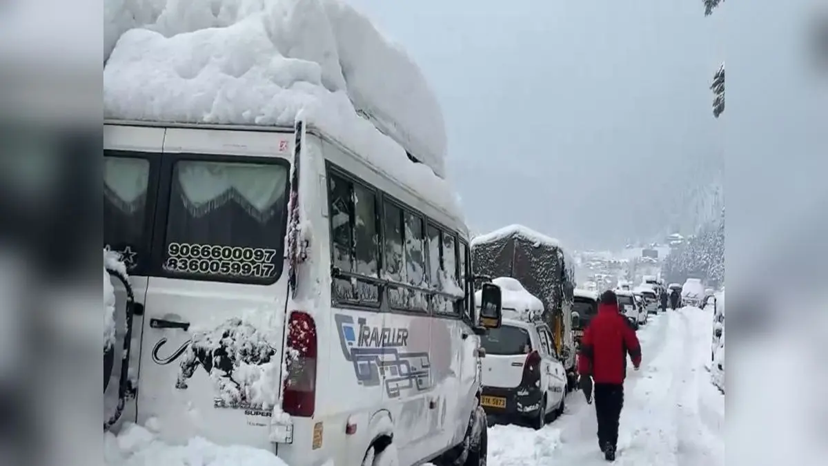 Life In Manali Paralyzed By Heavy Snowfall, Tourists Stranded On National Highway | WATCH