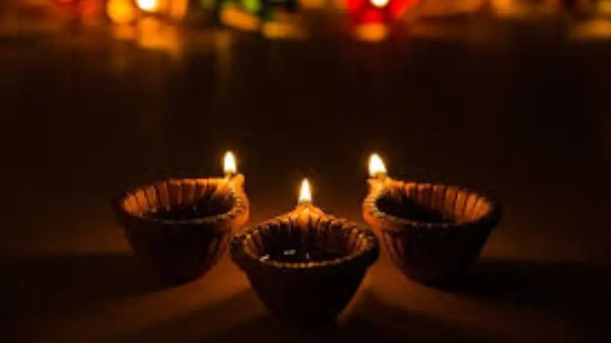 Light Earthen Lamp: शाम को दीपक जलाने की है आदत, तो न करें ये गलतियां, जिंदगी के लिए पड़ सकती हैं भारी Light Earthen Lamp