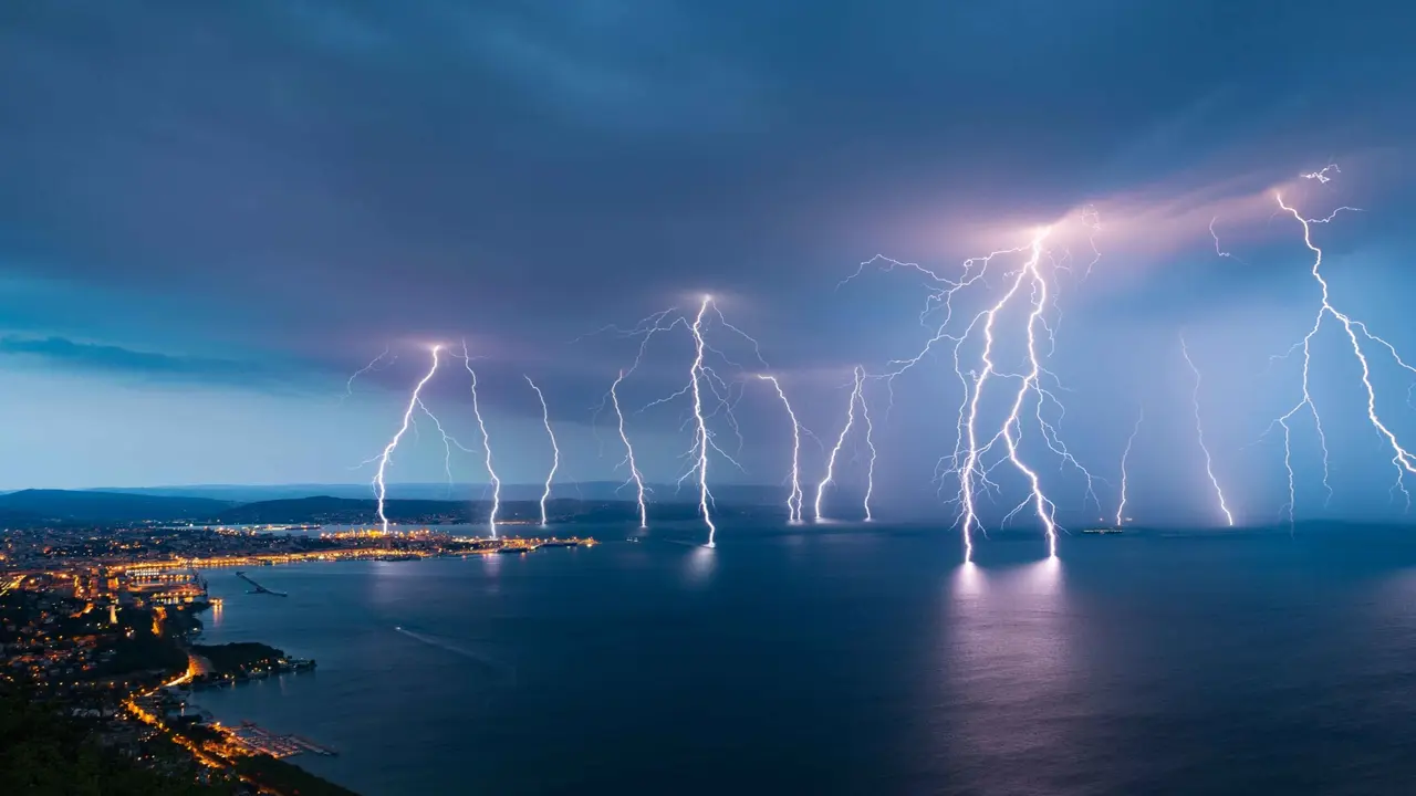 झारखंड: आकाशीय बिजली की चपेट में आने से एक व्यक्ति की मौत, तीन घायल Lightening