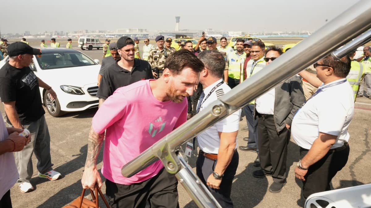 Lioenl Messi boards chartered flight