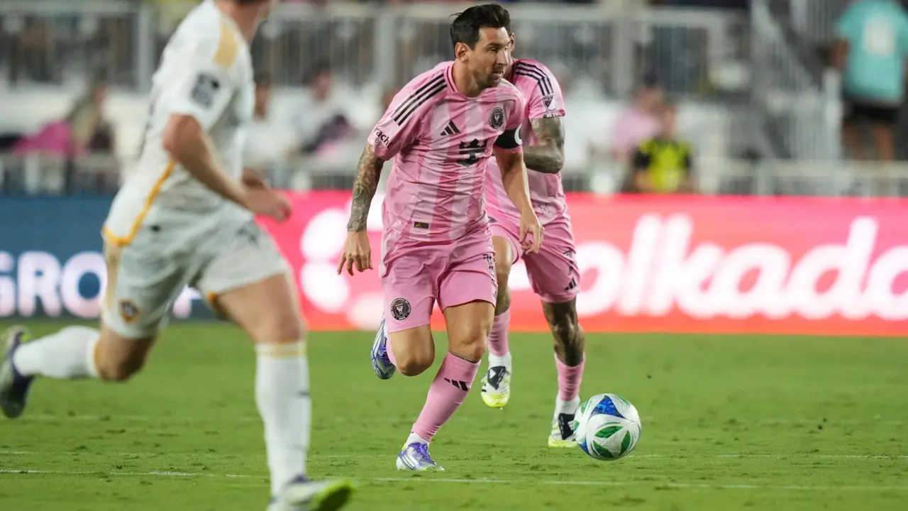 Lionel Messi in action during the Inter Miami vs LA Galaxy MLS game.