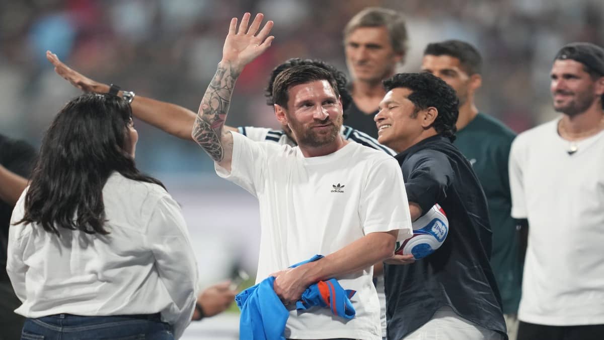 Lionel Messi waves to the crowd in Mumbai