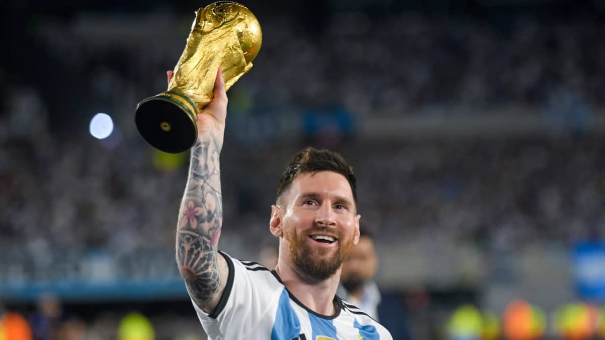 Lionel Messi with the FIFA World Cup trophy