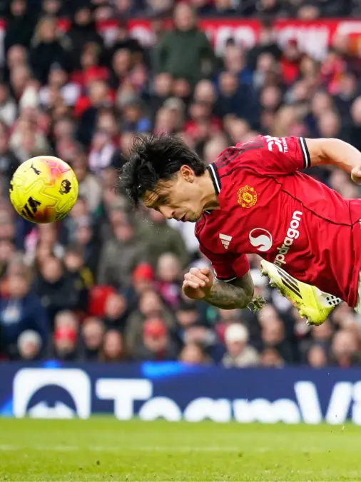 Lisandro Martinez in action against Manchester City