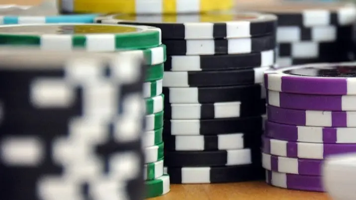 Live Dealer vs. RNG Games: Which Online Casino Experience Is Right for You?