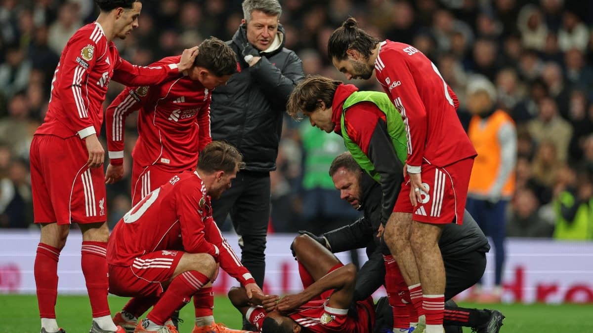 Liverpool's Alexander Isak sustains an injury