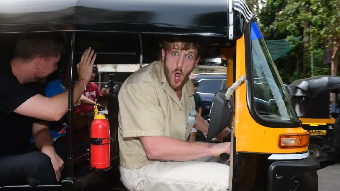 Logan Paul's Crew Uses Anti-Paparazzi Gadget During YouTuber's India Visit | Watch Logan Paul in India