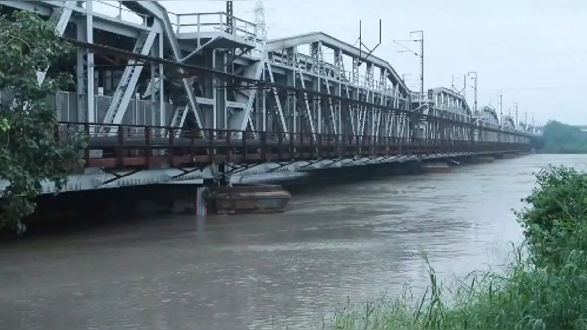 Loha Pul Closed for Commuters from 5 PM Today After Yamuna Crosses Danger Mark: Read Traffic Advisory Loha Pul Closed for Commuters from 5 PM Today After Yamuna Crosses Danger Mark