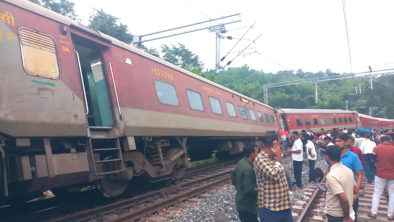 Mumbai-Bound Lokmanya Tilak Terminus Express Derails In Assam As 8 Coaches Went Off Track Lokmanya Tilak Terminus Express derails in Malegaon