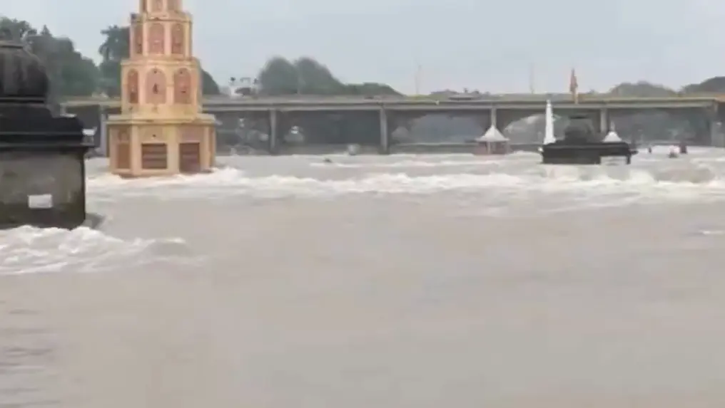 Low-Lying Areas Submerged in Nashik As Godavari Flows Above Danger Mark Low lying areas of Nashik submerged as Godavari river continue to overflow