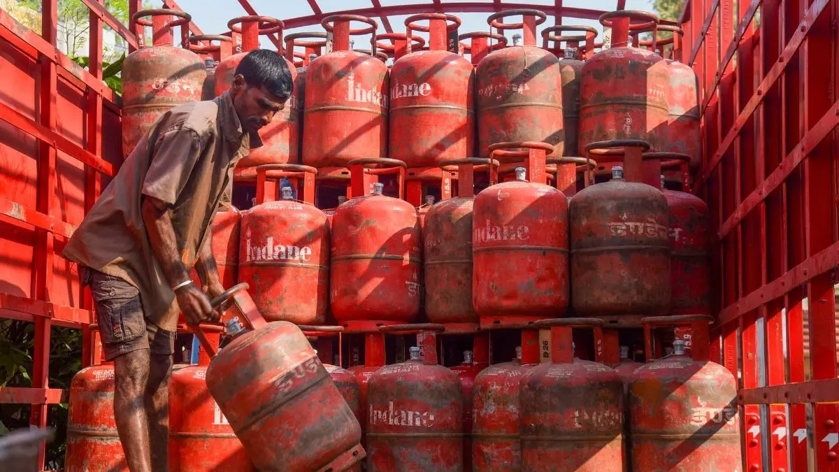 BREAKING: जनता पर पड़ी महंगाई की मार, LPG सिलेंडर के दाम में भारी इजाफा,  उज्जवला योजना पर क्या होगा असर | Republic Bharat