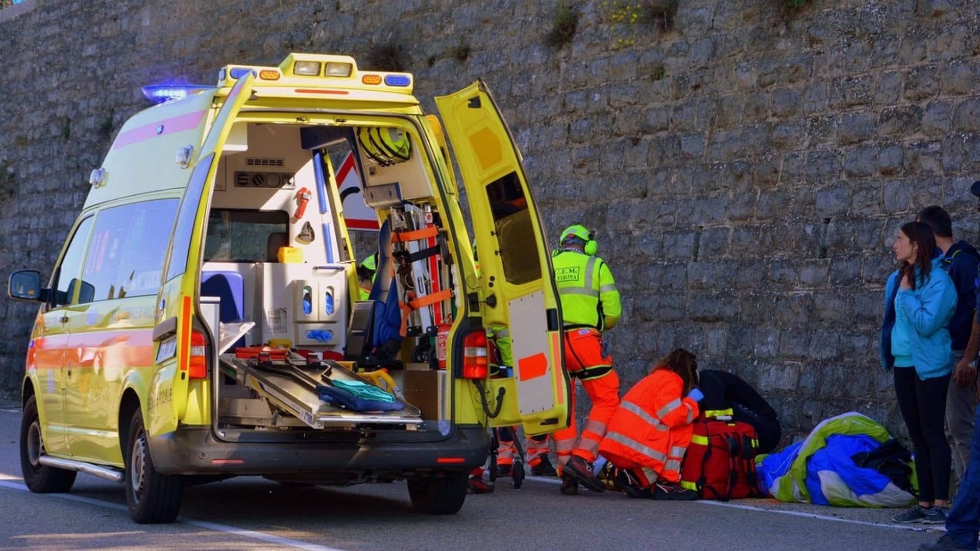 lucknow news death in private hospital employees leaving dead body in gov hospital cctv footage