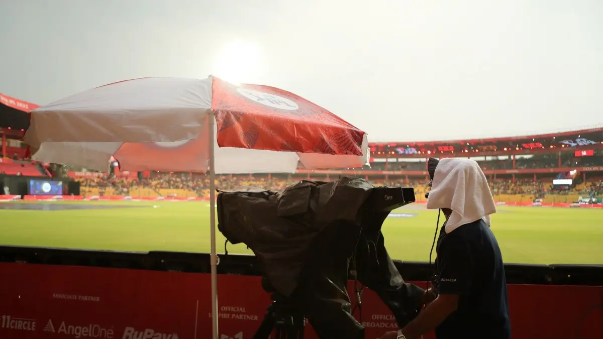 IPL 2025: PBKS Opt To Bowl Against RCB In Rain-Curtailed Match at Bengaluru, Marcus Stoinis Replaces Glenn Maxwell M. Chinnaswamy Stadium