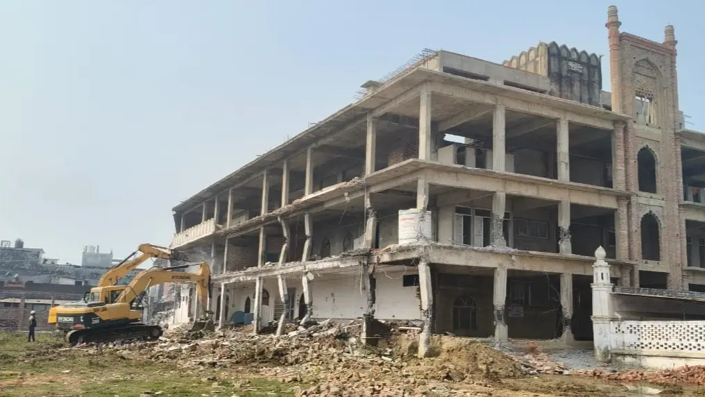 UP: कुशीनगर के मदिनी मस्जिद पर चला बाबा का बुल्डोजर, बिना नक्शा सरकारी जमीन पर हुआ था निर्माण Madini Masjid