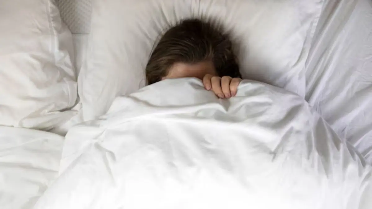 मुंह ढककर सोता व्यक्ति – नींद में खतरनाक आदतें और स्वास्थ्य जोखिम