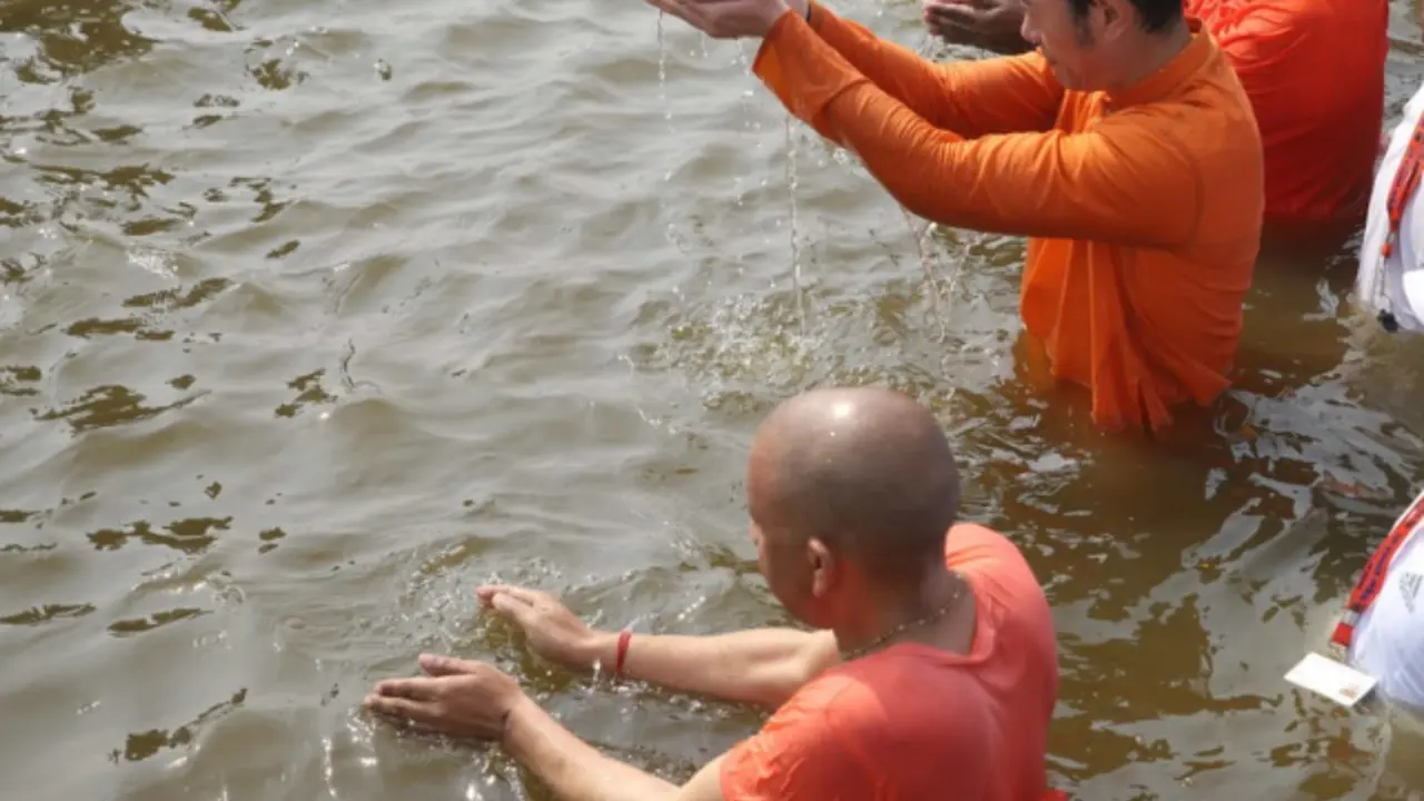 Maha Kumbh 2025: Bhutan's King, CM Yogi Adityanath Take Sacred Dip at Triveni Sangam in Prayagraj Maha Kumbh 2025: King of Bhutan, CM Yogi Adityanath Takes Sacred Dip at Triveni Sangam in Prayagraj