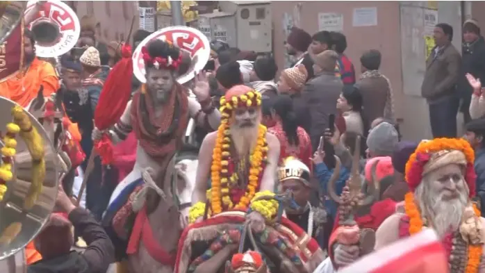 कढ़ी-पकौड़ी भोज के साथ अखाड़ों का महाकुंभ से प्रस्थान शुरू, अपनी-अपनी ध्वजाओं की डोर की ढीली Mahakumbh 2025: Akharas Kick-Start Festivities