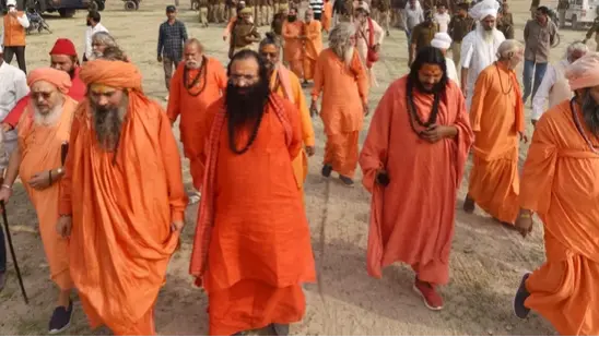 संन्यास के लिए नियम के विरूद्ध जूना अखाड़े में शामिल हुई 13 साल की लड़की को भेजा घर, महंत निष्कासित संन्यास के लिए नियम के विरूद्ध जूना अखाड़े में शामिल हुई 13 साल की लड़की को भेजा घर, महंत निष्कासित