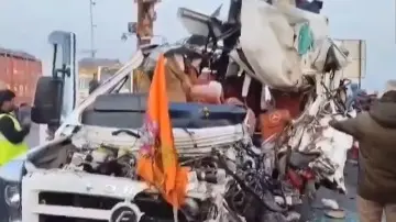 4 Dead, 19 Injured as Bus and Tempo Traveller Collide on Purvanchal Expressway Maharashtra Accident: 4 Dead, 19 injured in Tempo Traveller-Bus Crash in Purvanchal Expressway
