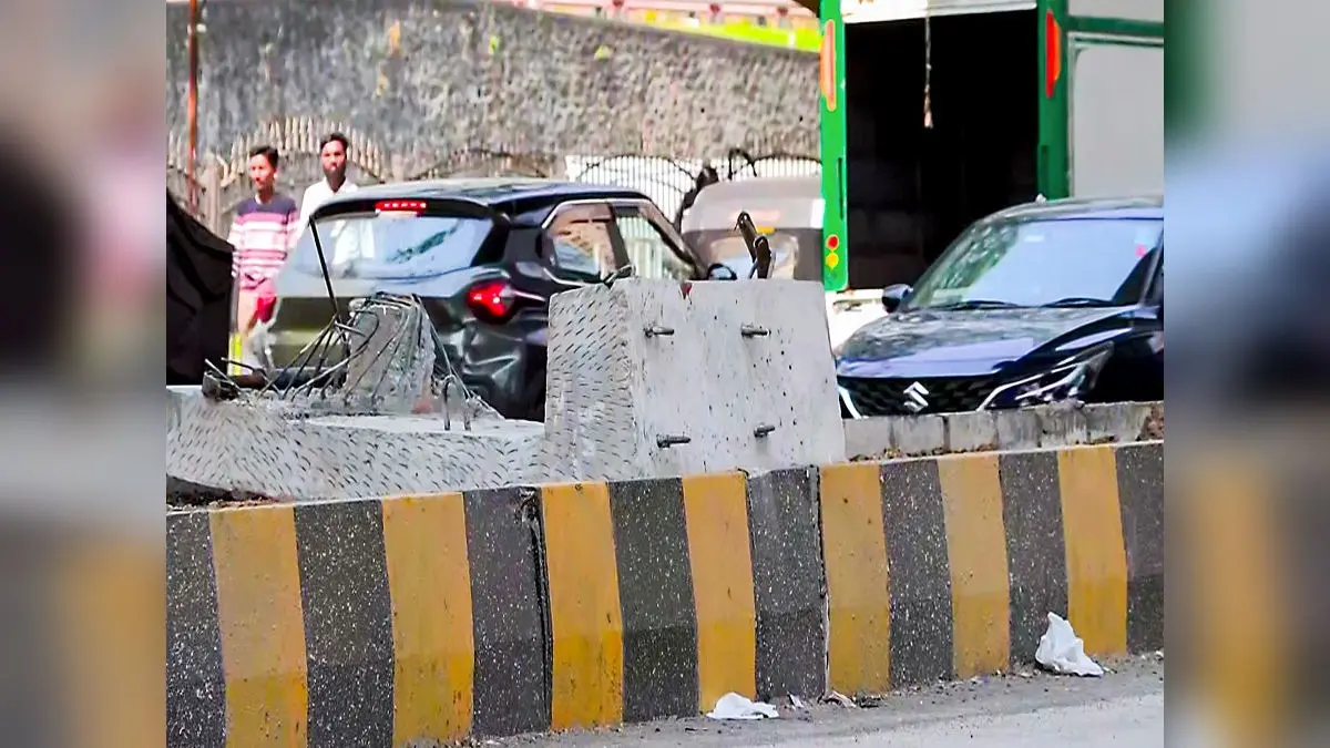 Maharashtra CM Fadnavis Orders Inquiry Into Mumbai Metro Pillar Collapse, Announces Financial Aid To Victims Maharashtra CM Fadnavis Orders Inquiry Into Mumbai Metro Pillar Collapse, Announces Financial Aid To Victims