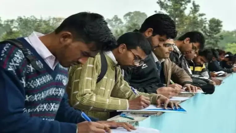 Maharashtra Govt begins filling up 1.53 lakh posts lying vacant