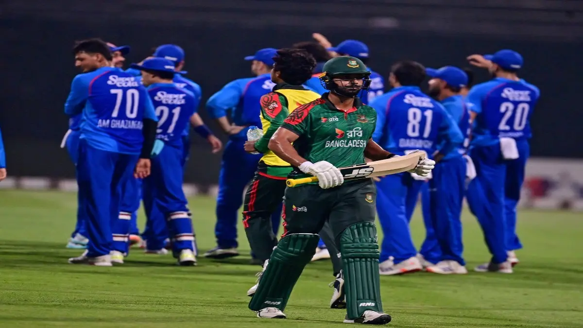 Mahidy Hassan Miraz leaves for pavilion after his dismissal