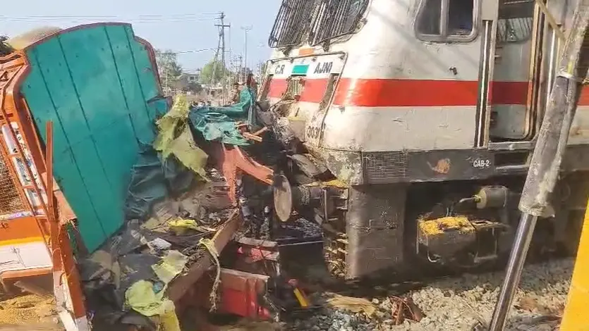 Major Train Accident Averted in Jalgaon: Mumbai-Amravati Express Hits, Drags Wheat-laden Truck For 500 Metres Major Train Accident Averted in Jalgaon: Mumbai-Amravati Express Hits, Drags Wheat-laden truck For 500 Metres