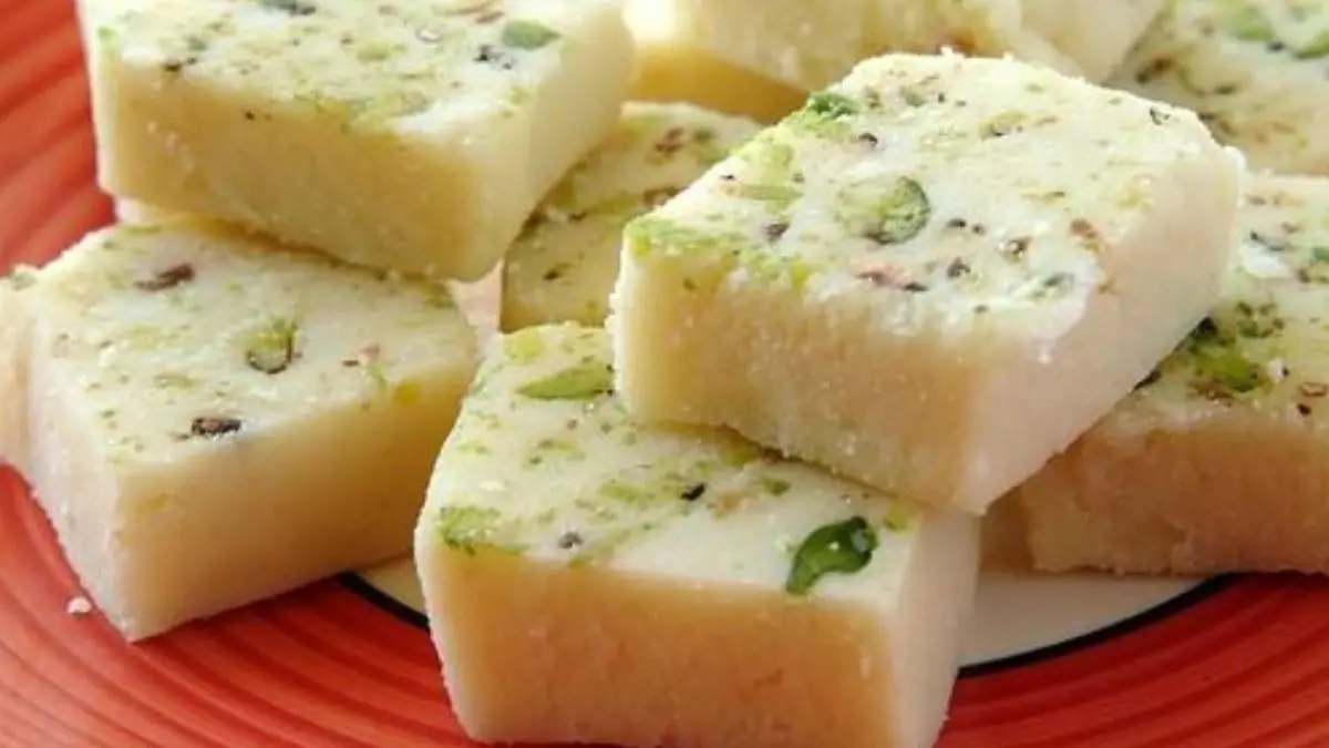 Malai Barfi Recipe: घर पर बनाएं मलाई बर्फी, मुंह में रखते ही घुल जाने वाली नर्म मिठाई; 10 मिनट में झटपट बनकर तैयार Malai Barfi Recipe