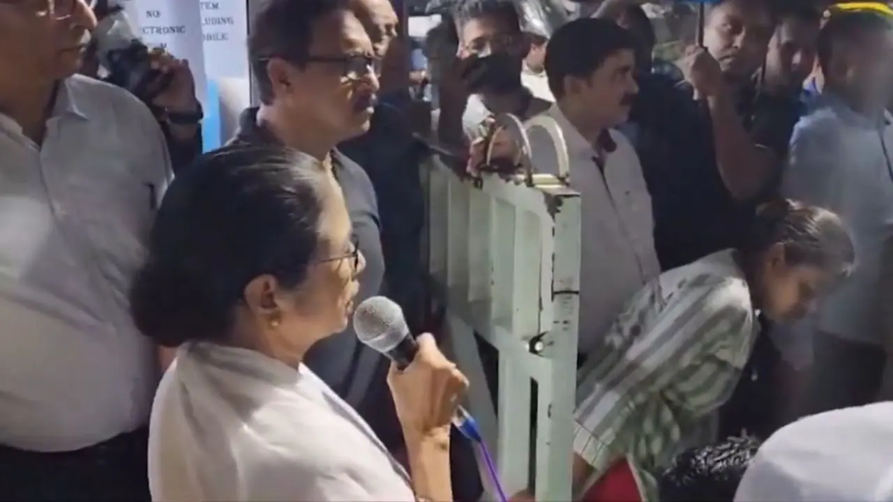 Kolkata Doctors Meet Mamata At Her Residence After CM Agreed On Some Demands BREAKING: Protesting Doctors Agree To Meet West Bengal CM Mamata Banerjee Tomorrow