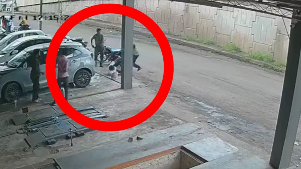 Nashik Murder: Man Attacked by Iron Rod in Broad Daylight | VIDEO Nashik Murder