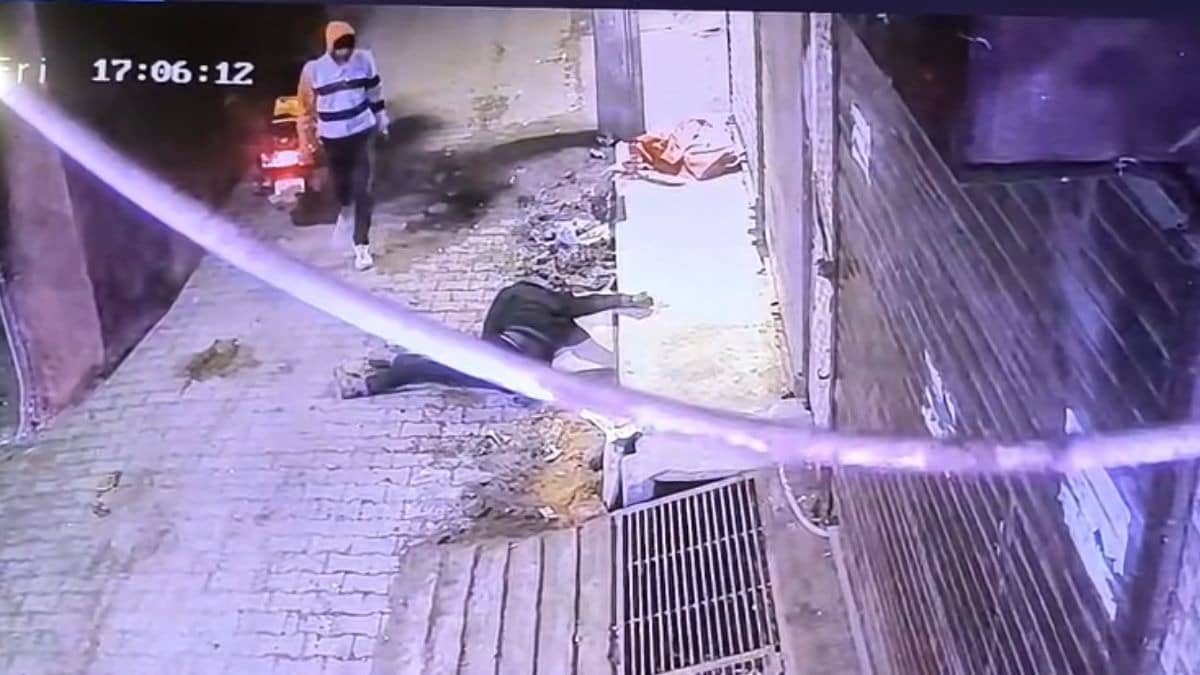 Man Dies on Road in Delhi