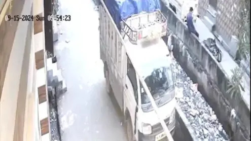 Man Drowns After Falling into an Open Drain in Delhi's Bhajanpura Area | Video Man drowns after falling into an open drain in Delhi's Bhajanpura area