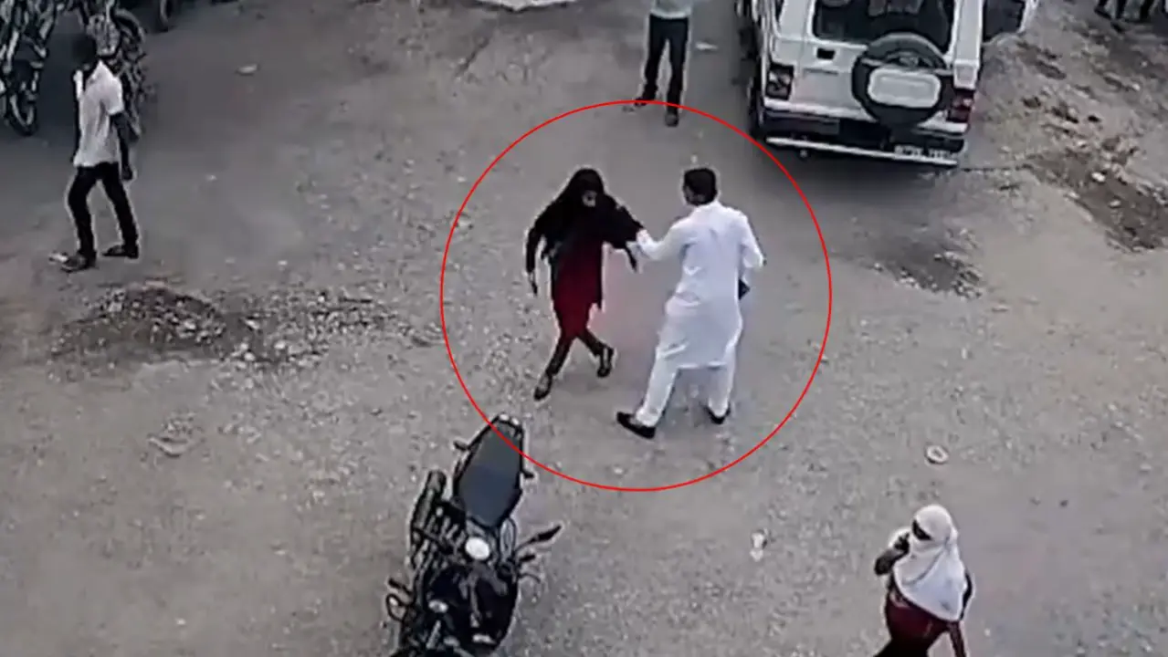 Man Thrashes Woman, Pulls Her Hair And Abuses Her in Rewa As Onlookers Watch; Video Goes Viral Man Thrashes Woman in the Middle of the Road