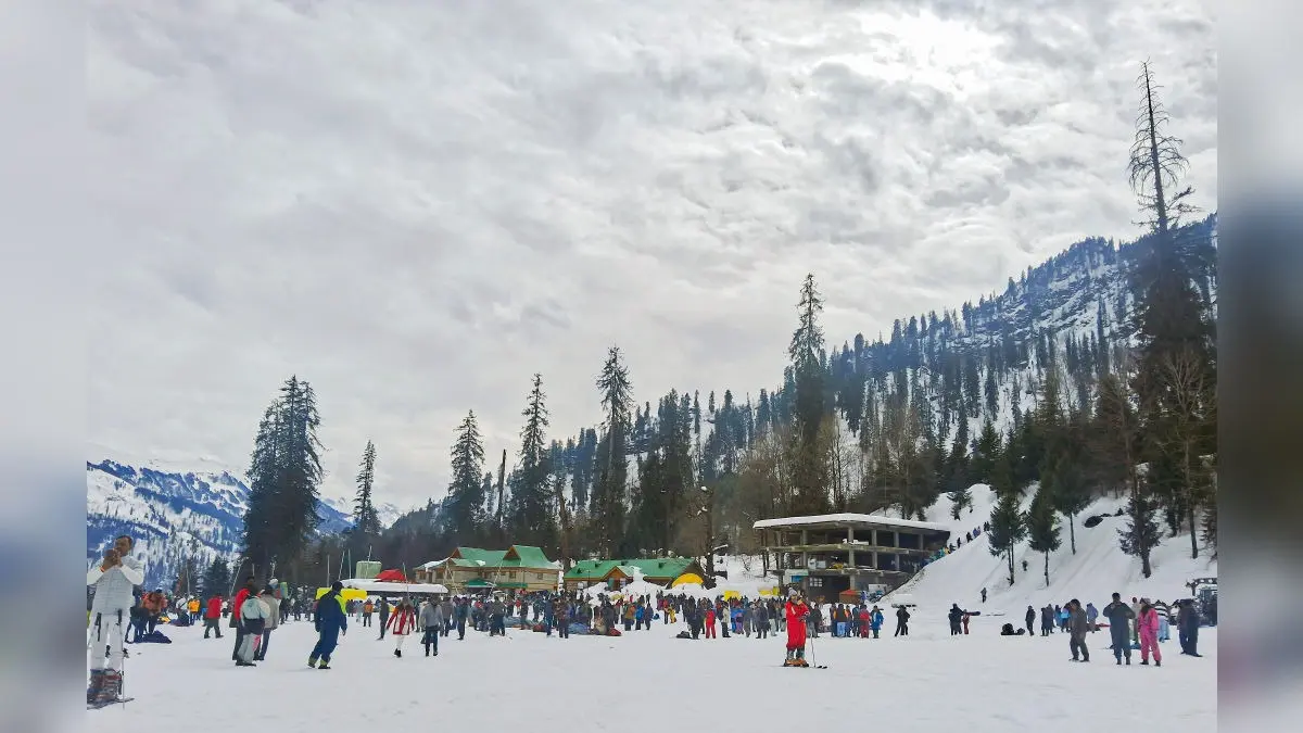 Manali Turns Into Winter Wonderland Under Snow Blanket, Tourists Rush To Enjoy Scenic Magic | VIDEO Manali Turns Into Winter Wonderland Under Snow Blanket, Tourists Rush To Enjoy Scenic Magic | VIDEO