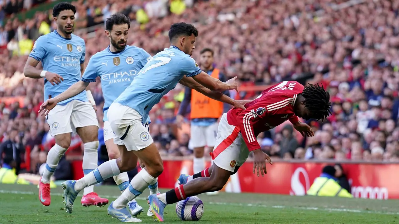 Manchester City and Manchester United in action.