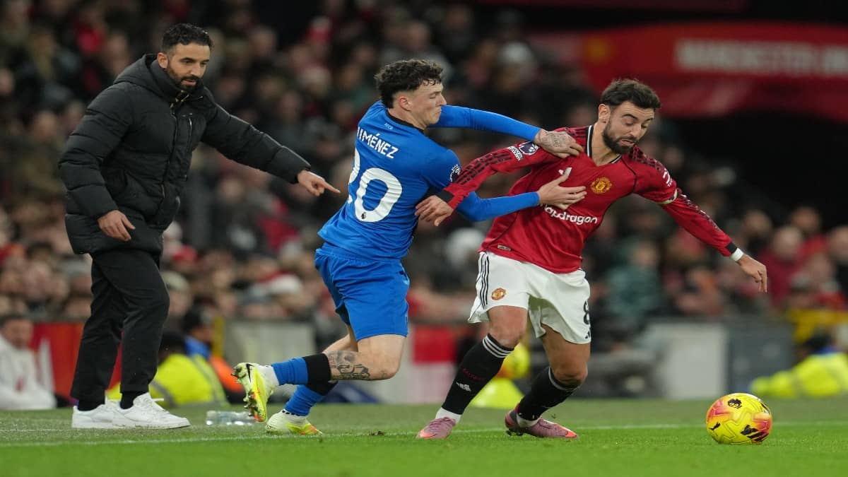 Manchester United captain Bruno Fernandes in action