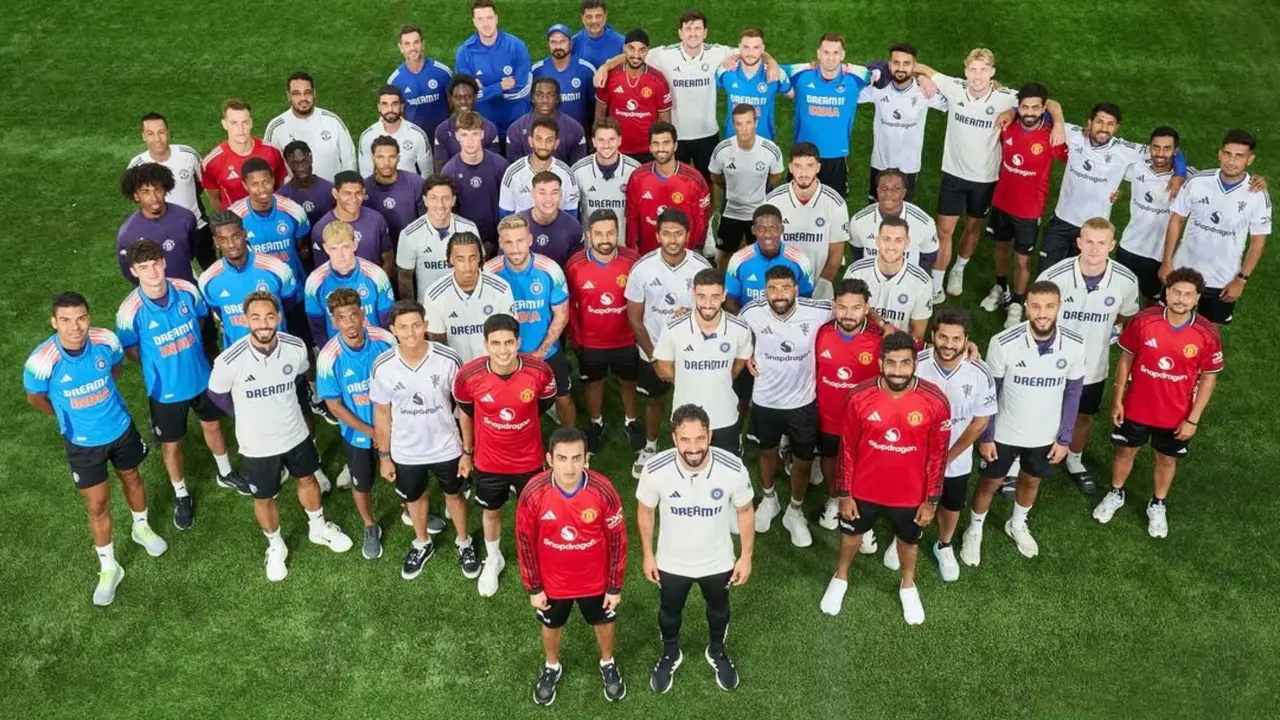 Manchester United players met the Indian cricket team members.