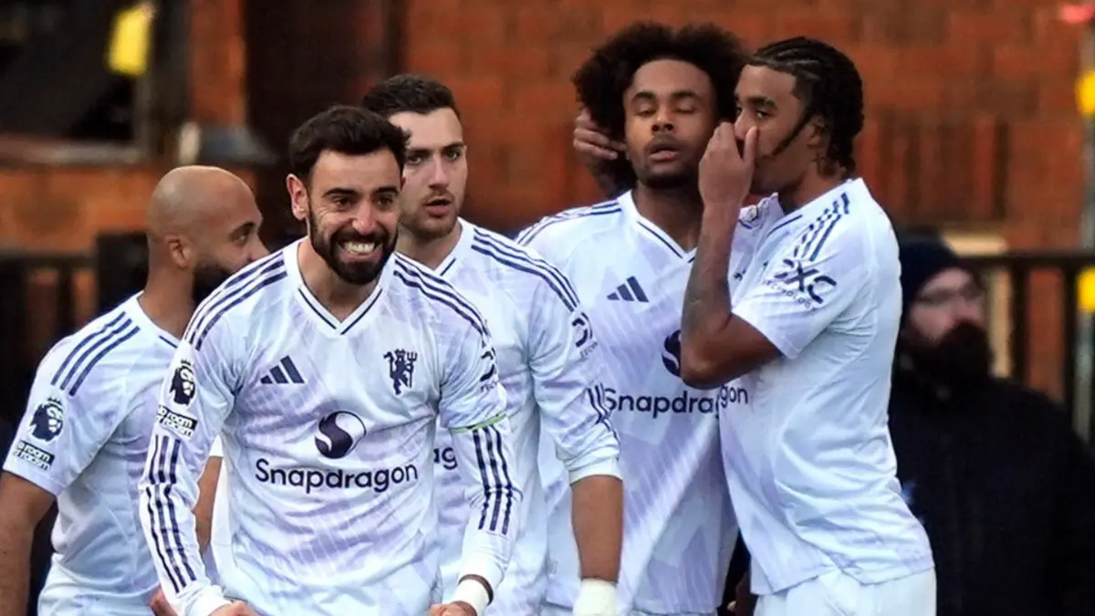 Manchester United's Joshua Zirkzee, second right, celebrates with teammates after scoring against Crystal Palace
