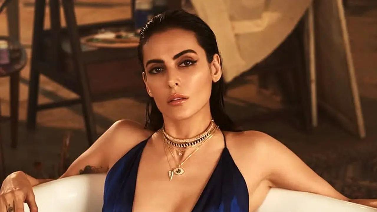 पहले खामेनेई की मौत पर मनाया जश्न, अब भारत छोड़कर जा रहीं ये ईरानी बॉलीवुड एक्ट्रेस, बोलीं- मेरी आवाज दबाई जा रही… Mandana Karimi