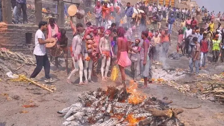 Manikarnika Ghat holi