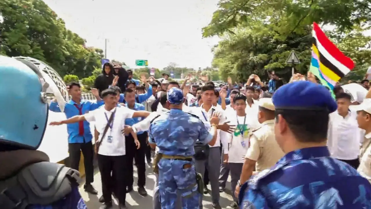 Manipur Unrest: Students March to Raj Bhavan, Demand DGP and Security Advisor Removal Manipur protest