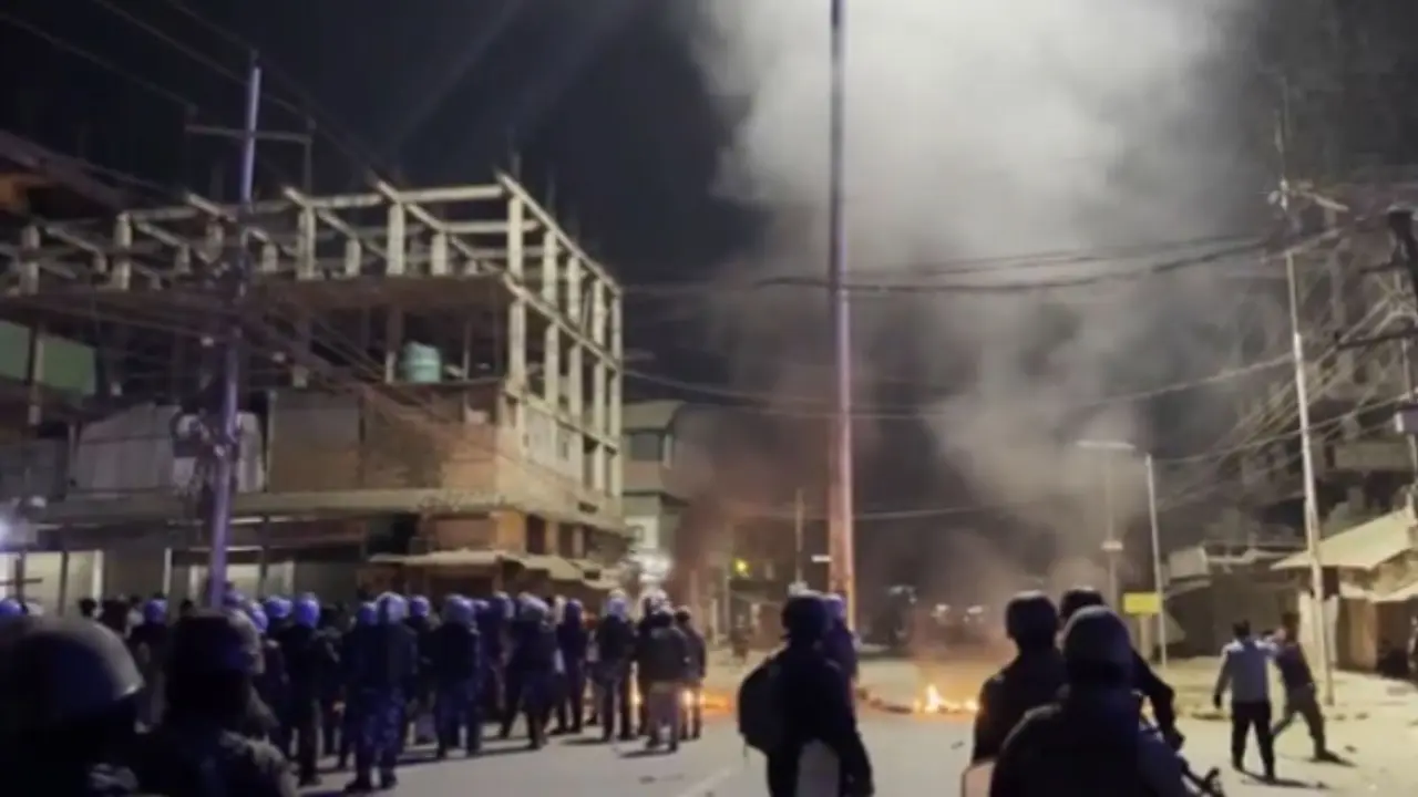 Manipur: नई सरकार बनते ही मणिपुर में फिर भड़की हिंसा, चुराचांदपुर में सड़कों पर उतरे कुकी प्रदर्शनकारी, भारी सुरक्षाबल तैनात manipur protest