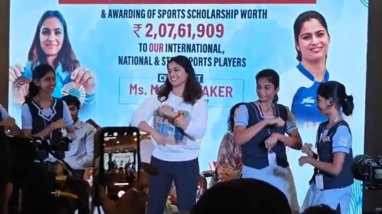 manu bhakar dancing in an event with young students on kala chashma song