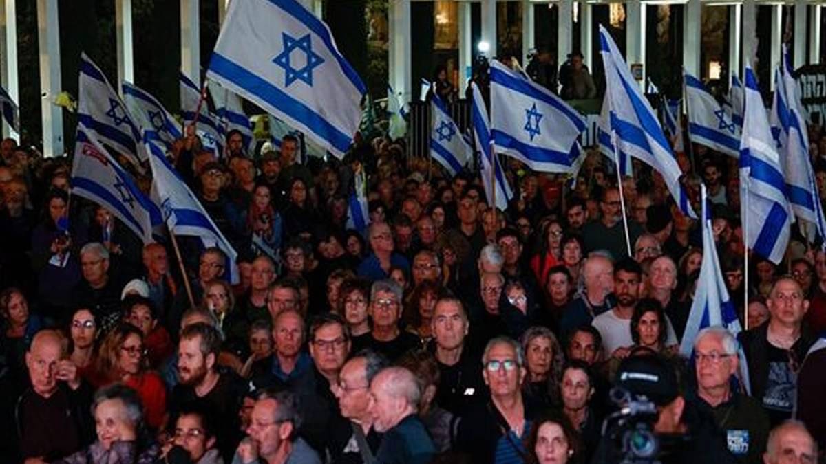 Massive Crowds in Israel Demand Trump Strike Another 'Big, Beautiful Deal' to Free Gaza Hostages thumbnail