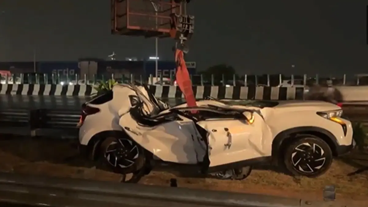 Massive Dust Storm in Gurugram: Car Crushed by Collapsing Gate on Dwarka Expressway – Viral Video