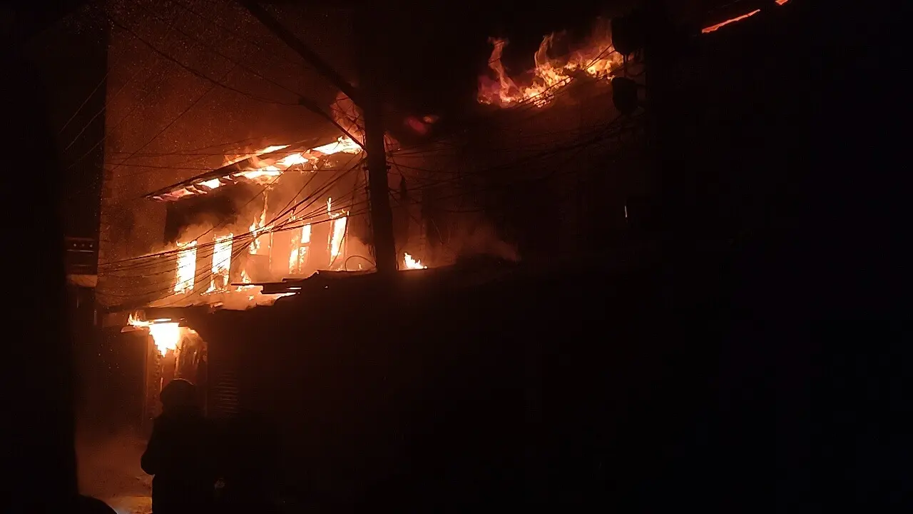 Massive Fire Breaks Out At Building In Srinagar's Rajouri Kadal Area Massive Fire Breaks Out At Building In Srinagar's Rajouri Kadal Area
